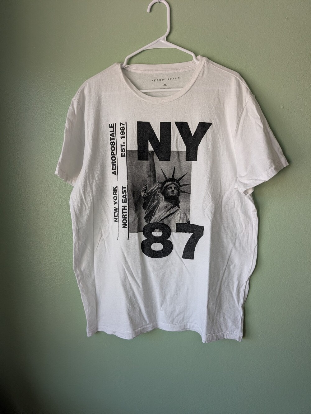 Aeropostale Men’s White T-Shirt with Black NY 87 Statue Graphic Size XL